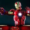 Figura Iron Man 2 Mark IV Escala 1/4 con Suit Up Gantry Hot Toys