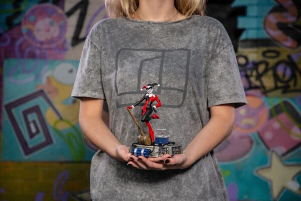 Estatua Harley Quinn Batman The Animated Series Escala 1:10 Iron Studios