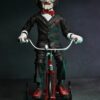 Figura Billy the Puppet En Triciclo Saw Con Sonido. Neca