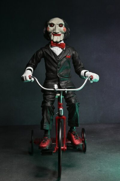 Figura Billy the Puppet En Triciclo Saw Con Sonido. Neca