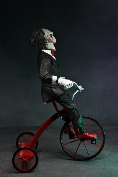 Figura Billy the Puppet En Triciclo Saw Con Sonido. Neca