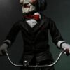 Figura Billy the Puppet En Triciclo Saw Con Sonido. Neca