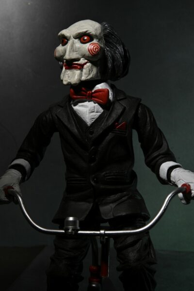 Figura Billy the Puppet En Triciclo Saw Con Sonido. Neca