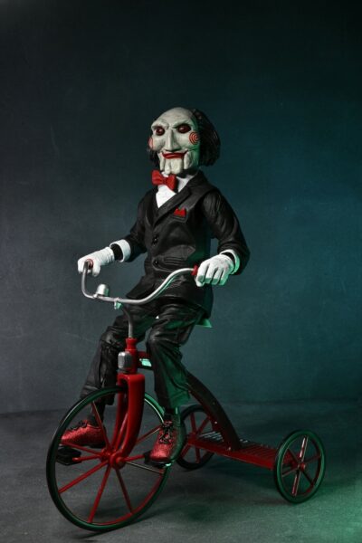 Figura Billy the Puppet En Triciclo Saw Con Sonido. Neca