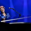 Figura Elton John Live 1976 con Piano Ropa de Tela Neca