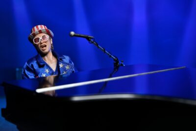 Figura Elton John Live 1976 con Piano Ropa de Tela Neca