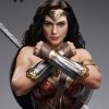 primer plano de la figura de wonder woman con los brazos cruzados