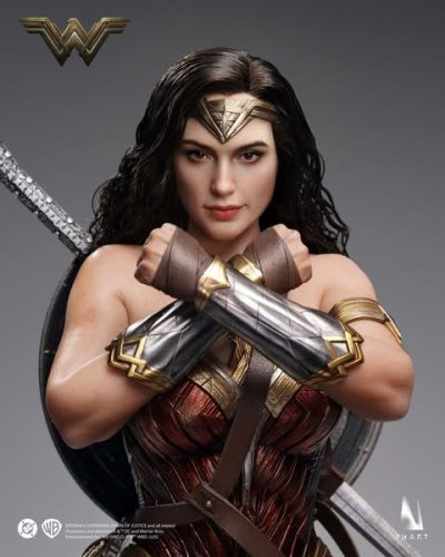 primer plano de la figura de wonder woman con los brazos cruzados