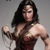 plano medio de la figura de wonder woman con el lazo