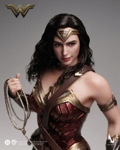 plano medio de la figura de wonder woman con el lazo