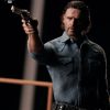 Rick Grimes Walking Inart apuntando con pistola