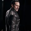 figura negan smith inart the walking dead de perfil