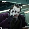 joker mezco the dark knight con carta