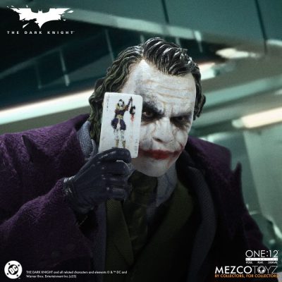 joker mezco the dark knight con carta