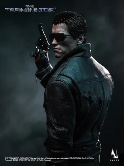 figura terminator t-800 inart de espaldas