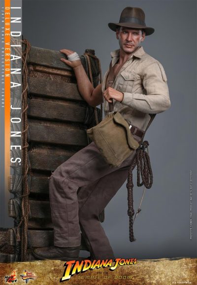 figura indiana jones deluxe hot toys escalando