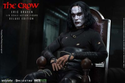 the crow deluxe kaustik plastik figura con silla