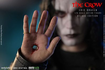 the crow deluxe kaustik plastik figura mano agujereada