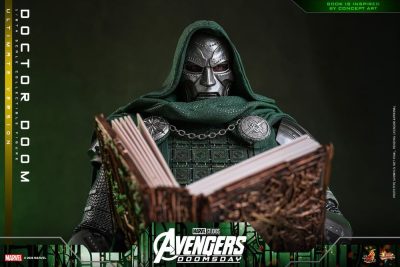 figura doctor doom con libro ultimate hot toys avengers doomsday